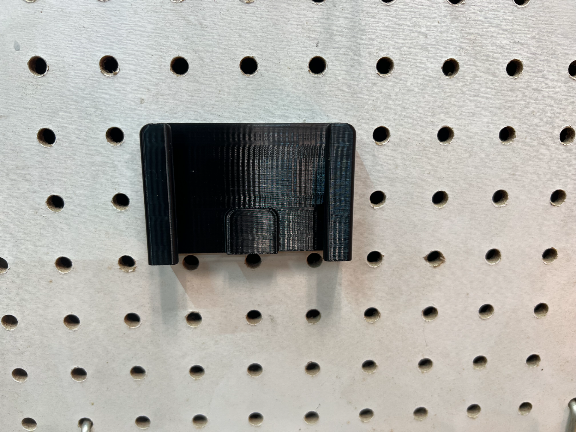 Makita 18V battery holder for Pegboard-latch free