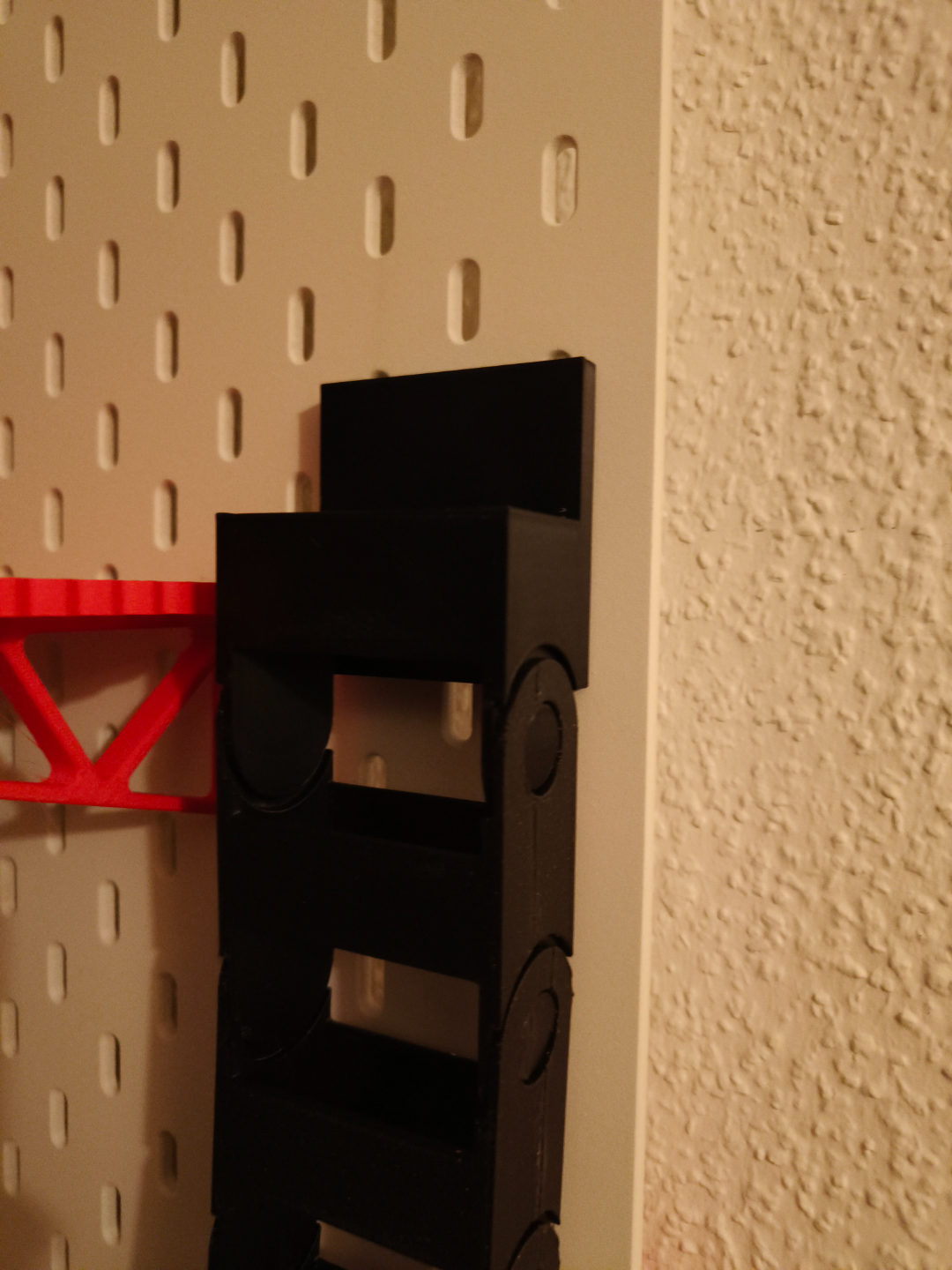 Skadis mount for cable chain