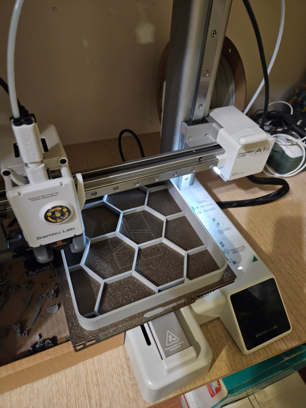 Configurable shelf riser with hexagon ribs