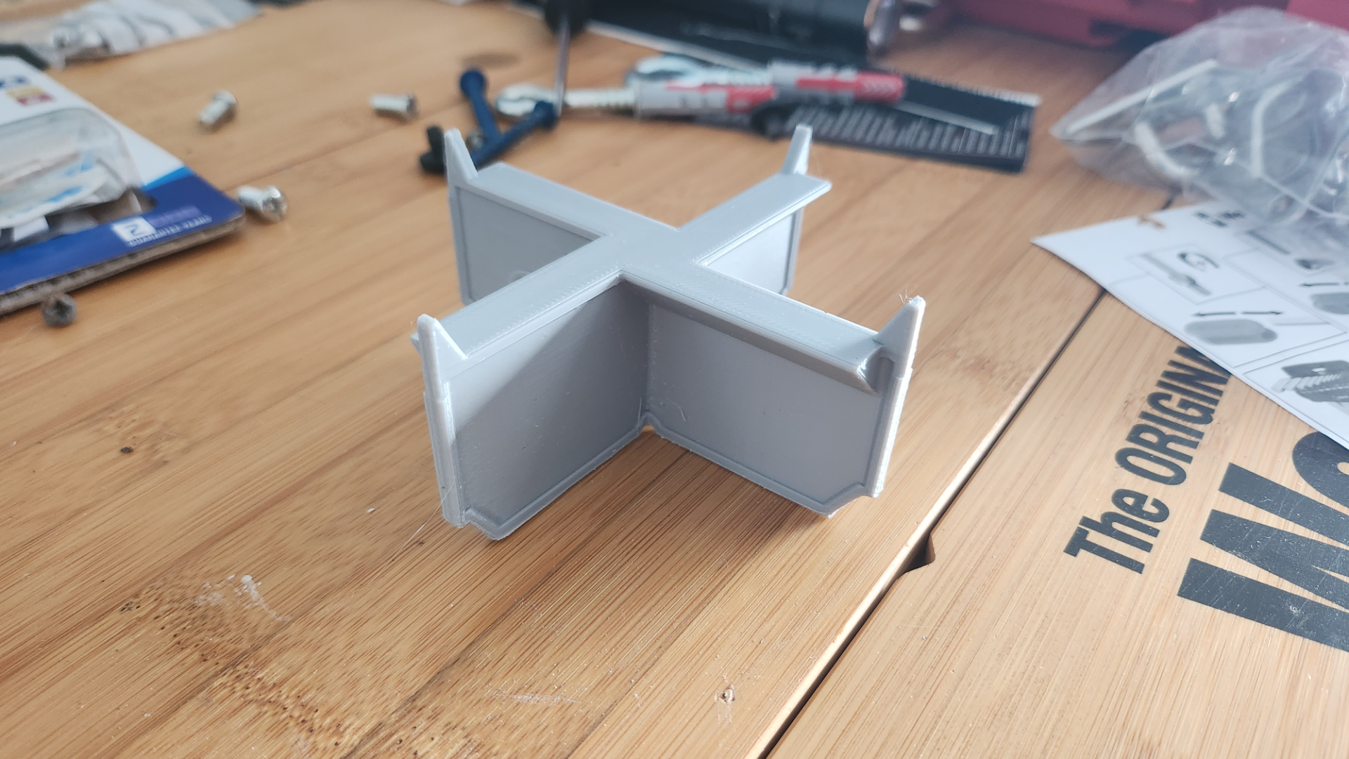 Packout low profile X divider for labels