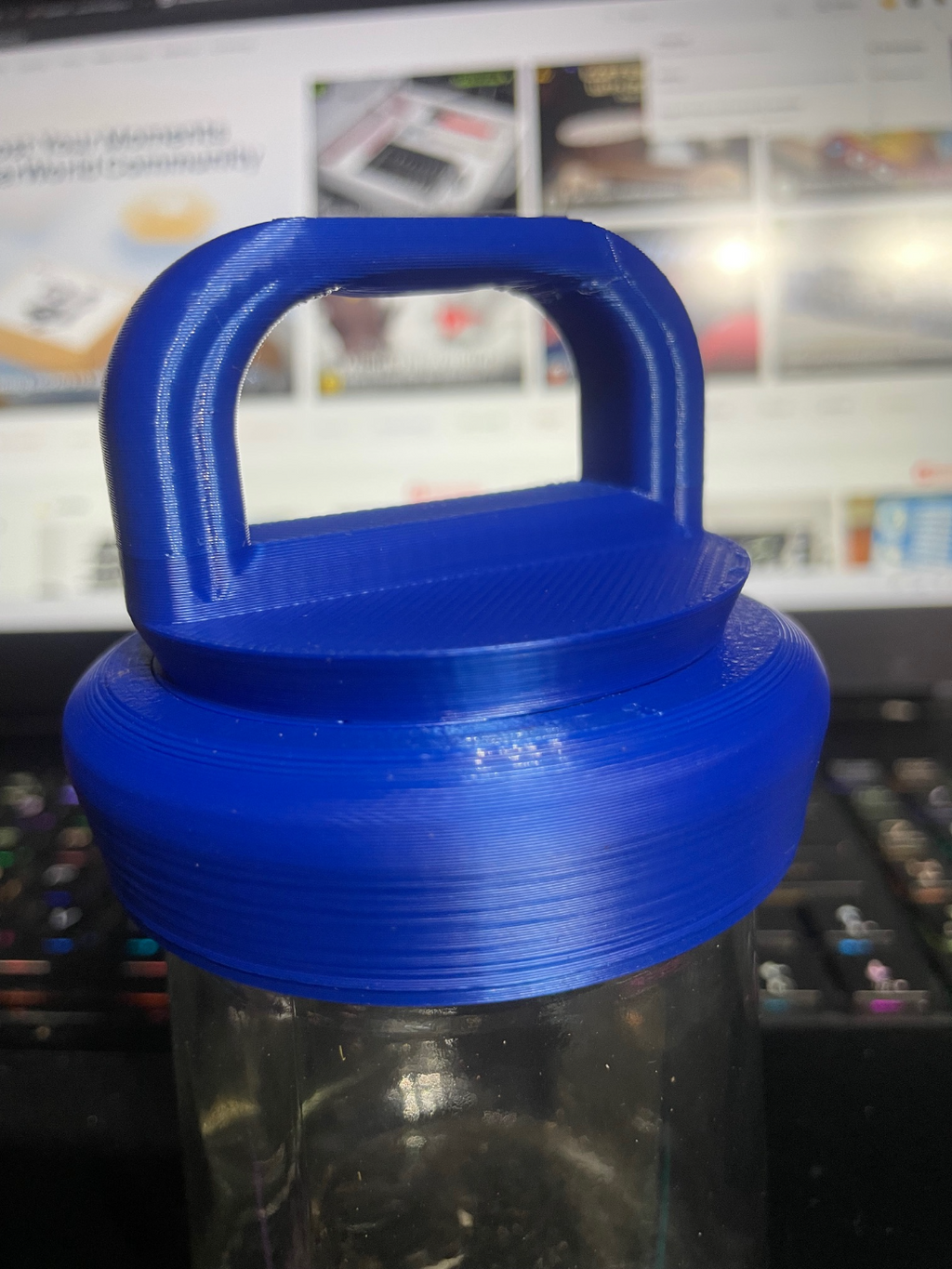 Oui yogurt Screw top lid Snaps in place