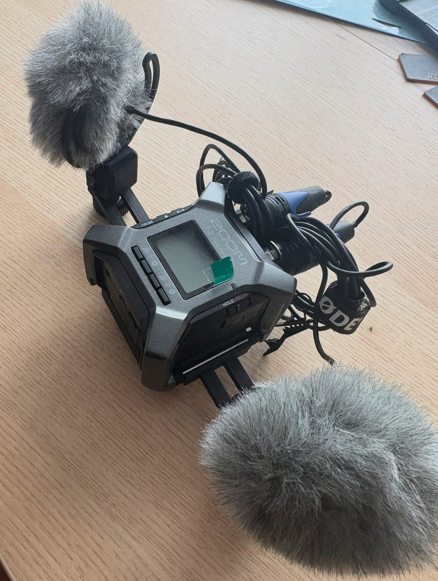 Zoom F3 stereo bar with tripod mount