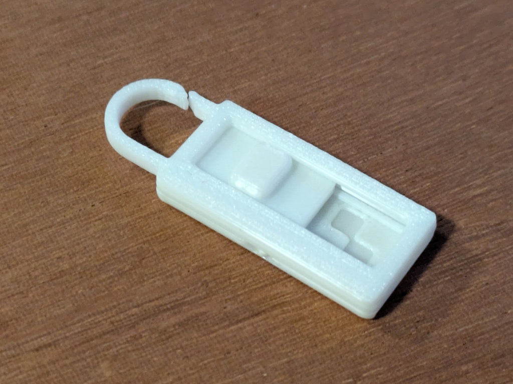 Clip-on clean/dirty toggle (laundry/packing cubes)