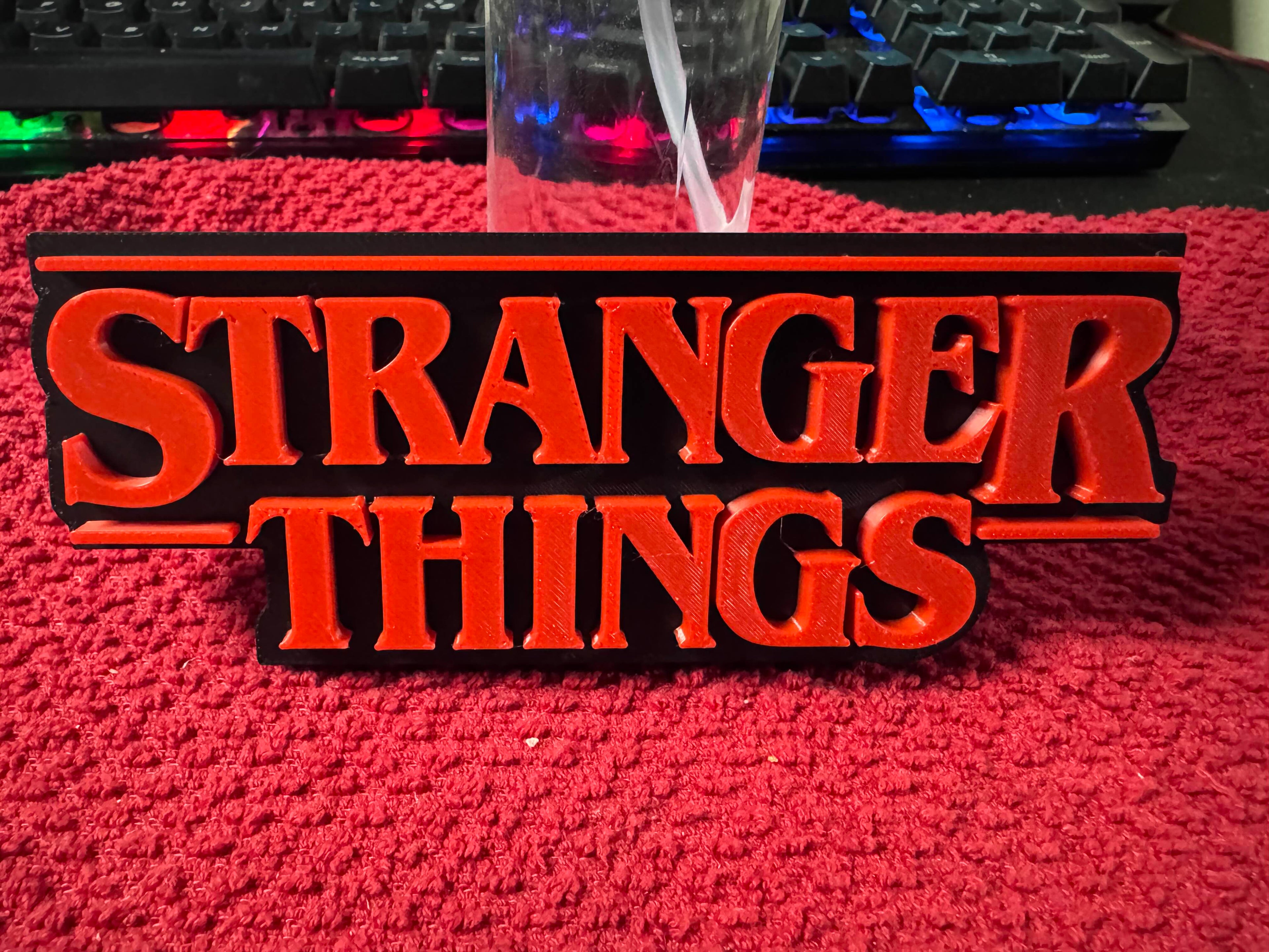Logo Stranger Things da scrivania (3MF, 2 colori)