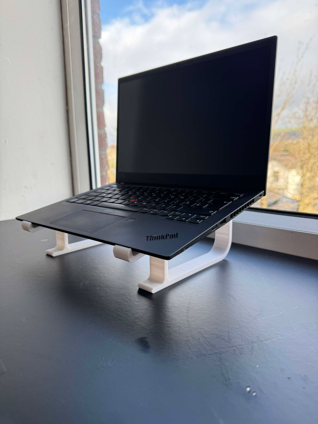 Minimalistic Laptop Riser -No Need For Supports
