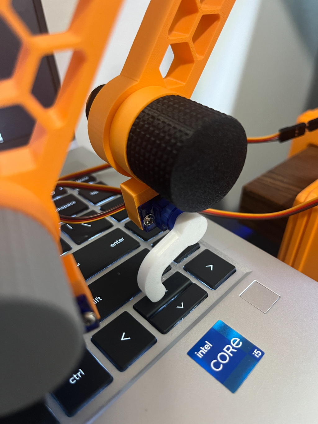 SG 90 mount (compatible with flexible arm)