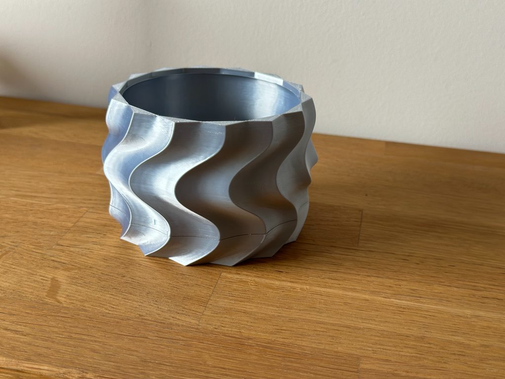 Twisted planter with removable bottom