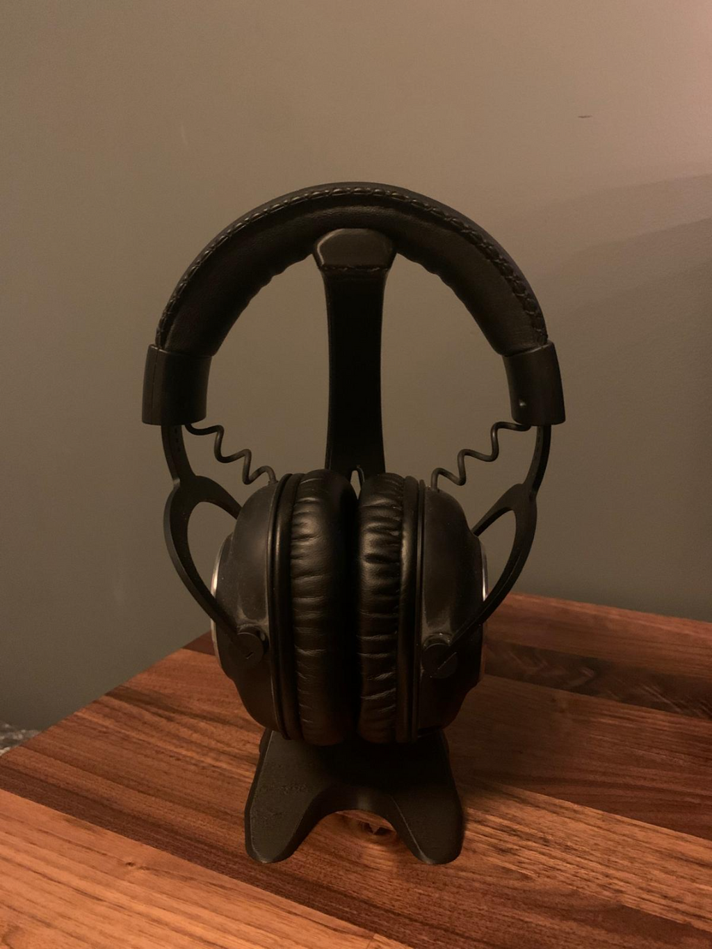 Headphone stand