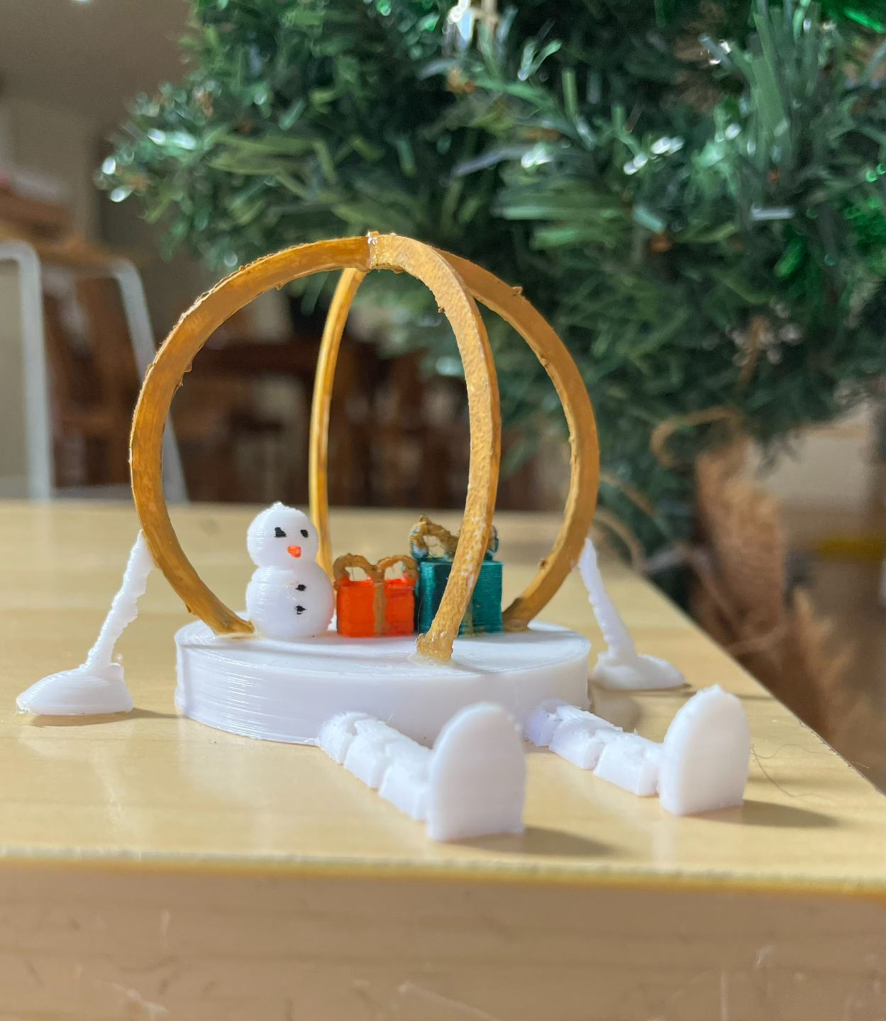 Articulated Christmas snow globe