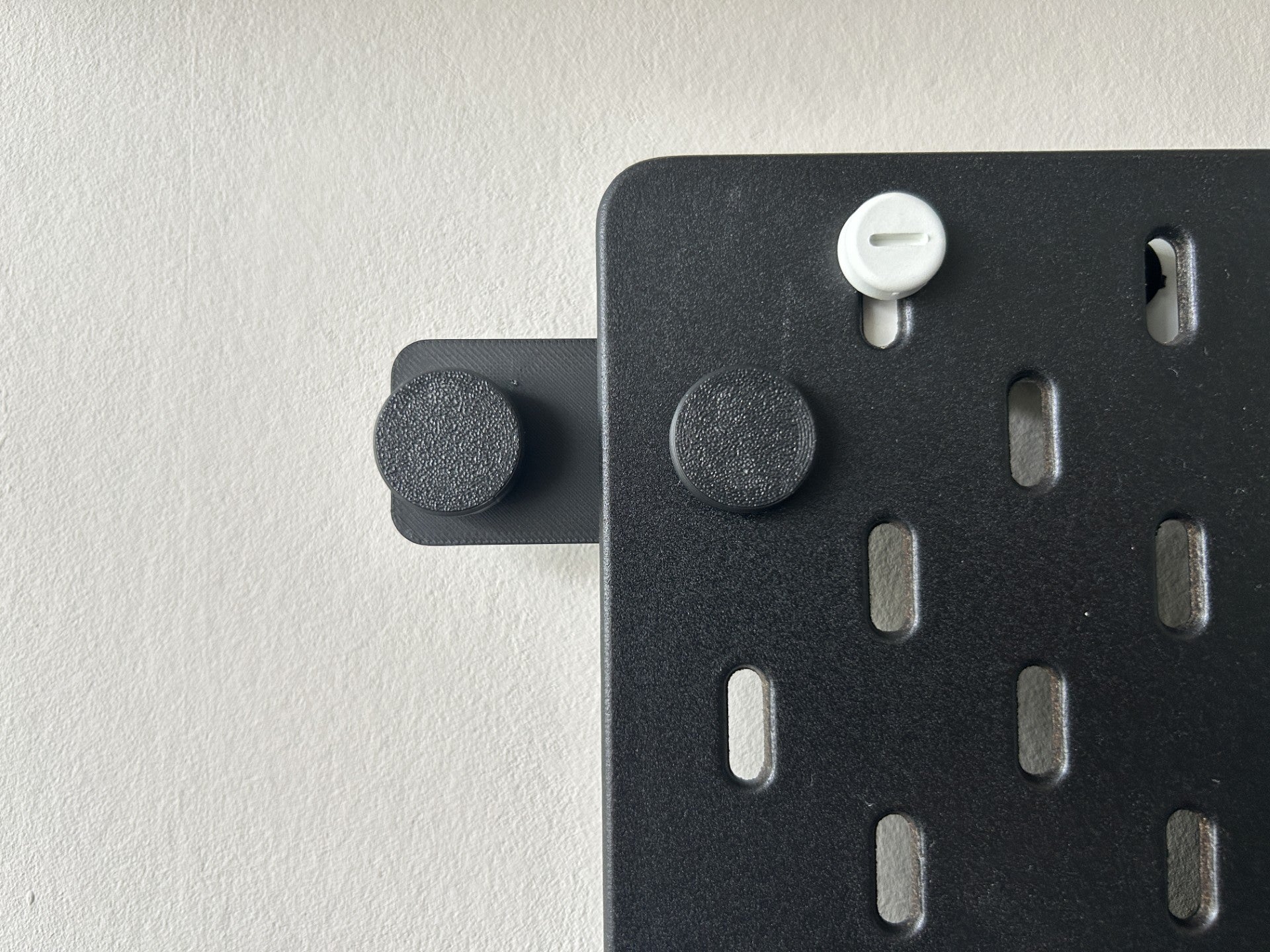 Skadis IKEA Verbinder und Schraubenabdeckung