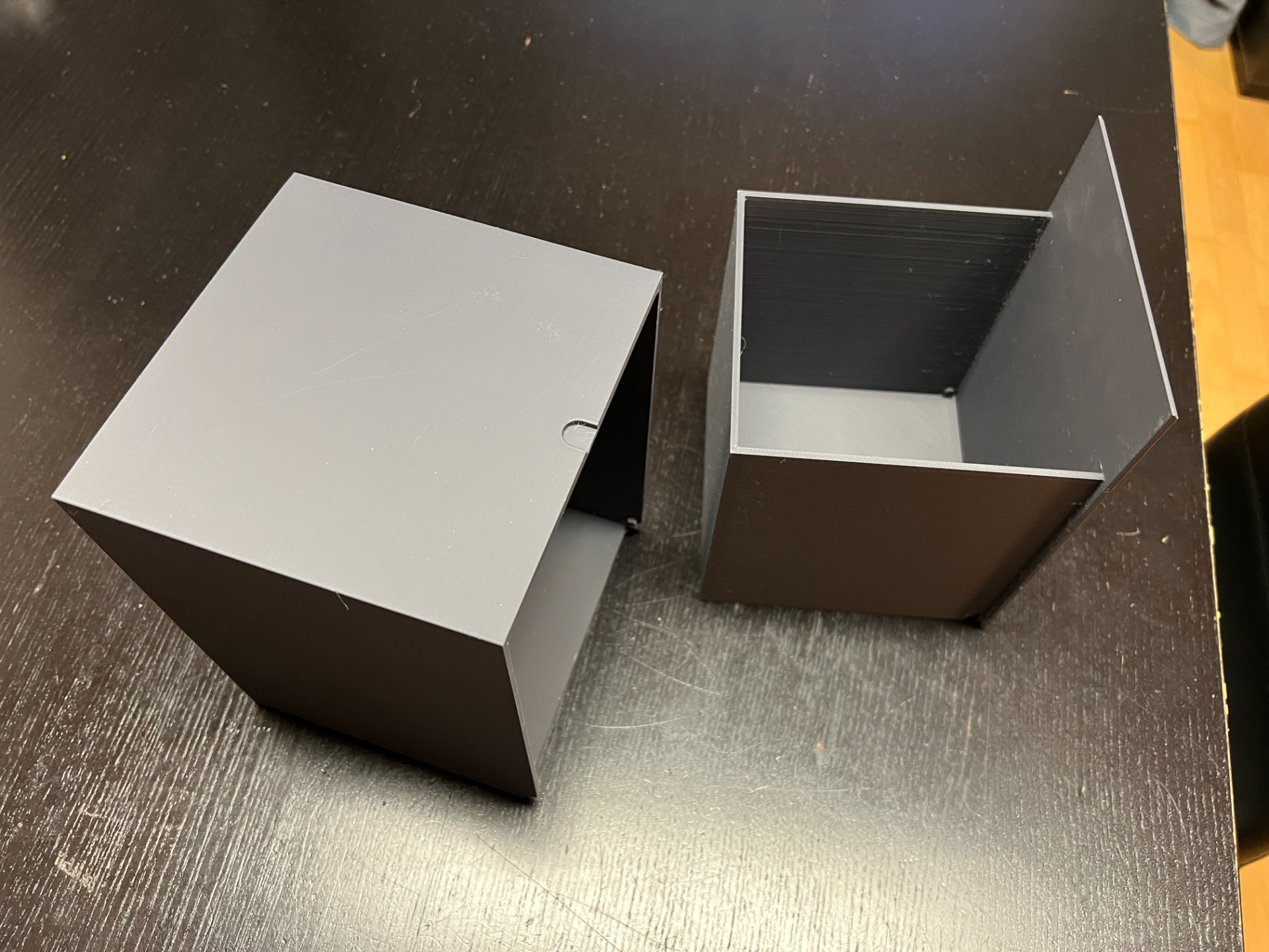 Self-closing trash can