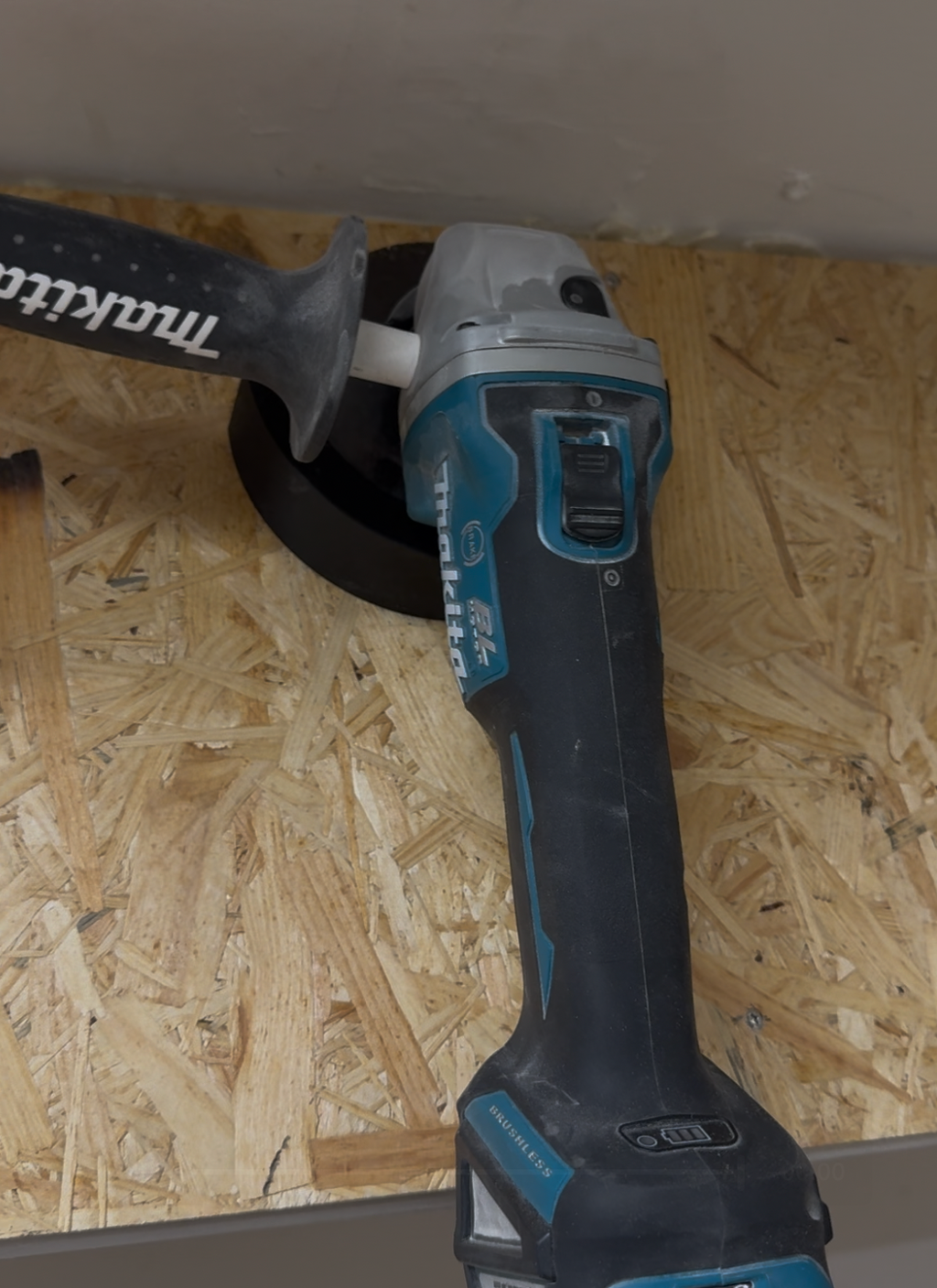 Makita 125 mm angle grinder holder