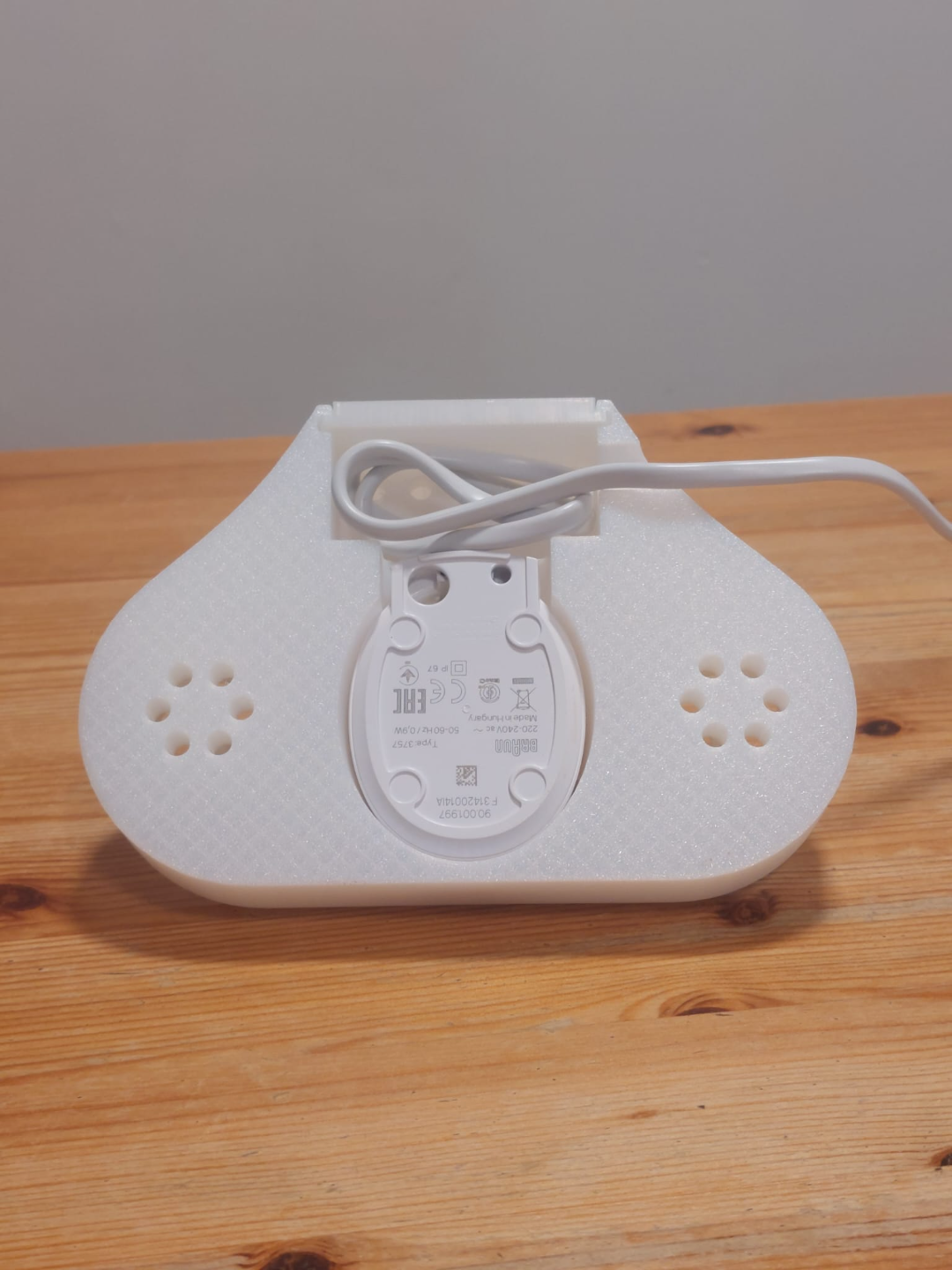 Oral-B toothbrush holder+ cable hiding place.