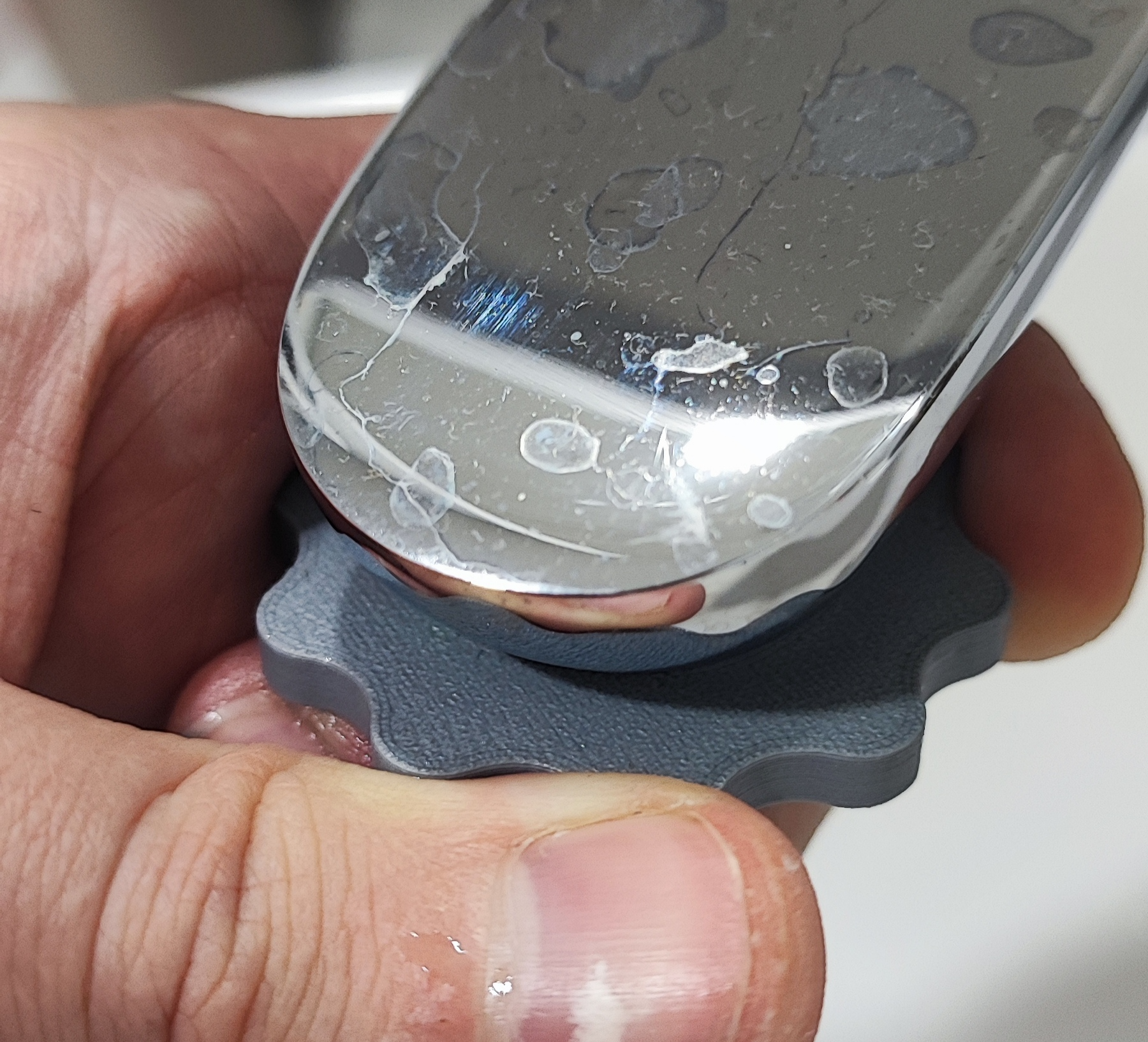 Sink faucet aerator key