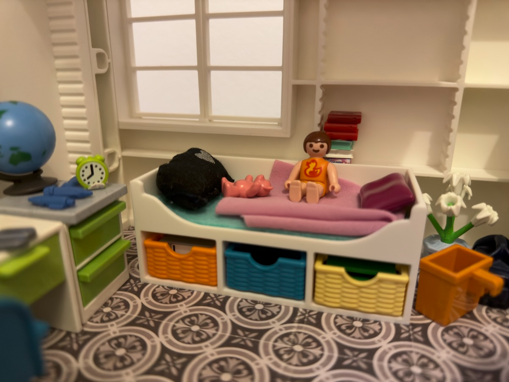 Bett mit Regal Kisten unten für Puppenhaus