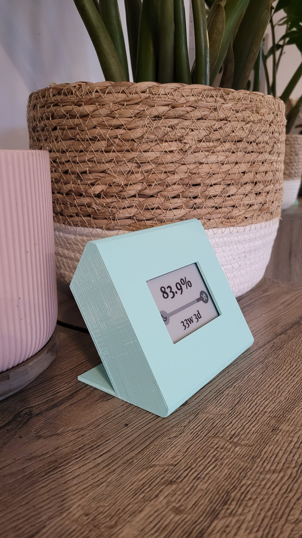 2.7 inch e-ink display + Raspberry Pi Zero case