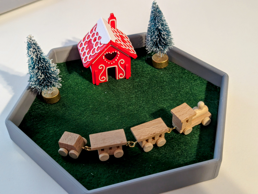 Low profile dice tray with felt cutout template