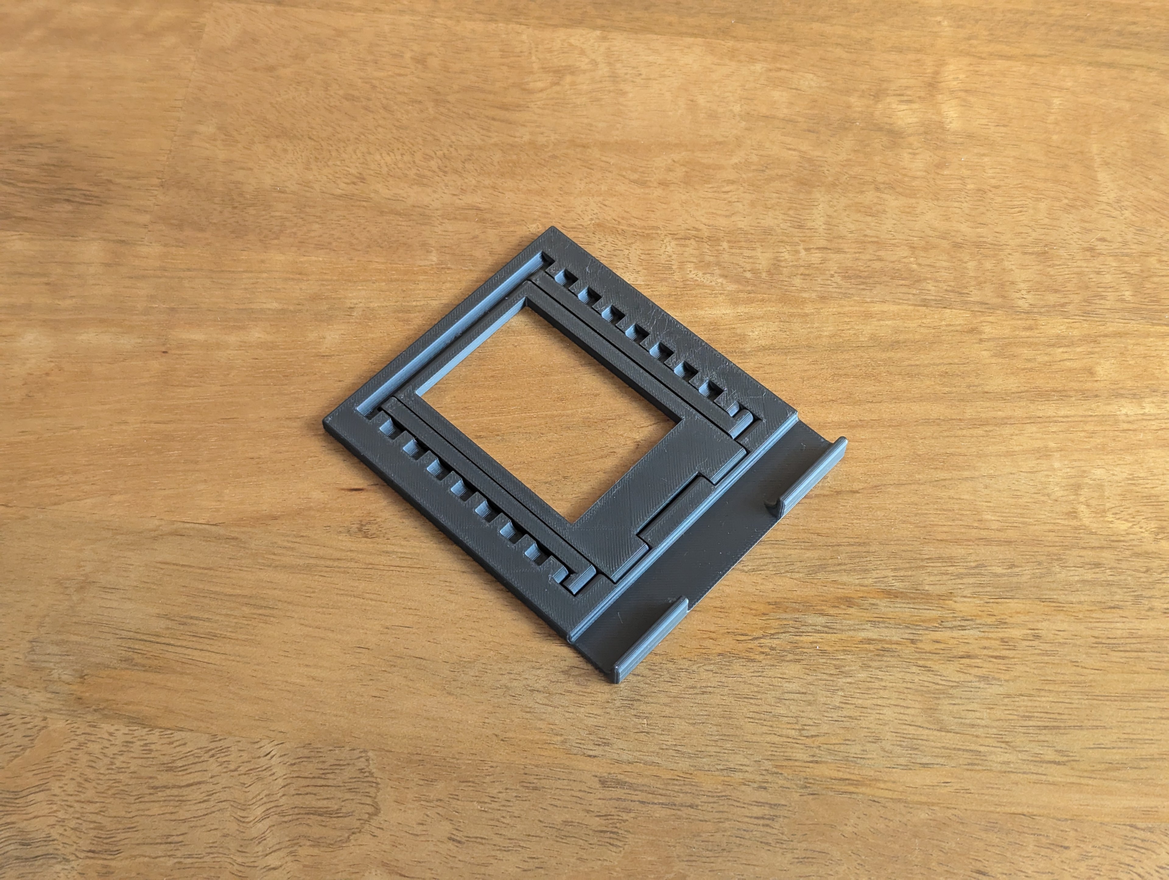 Foldable tablet stand (print in place)
