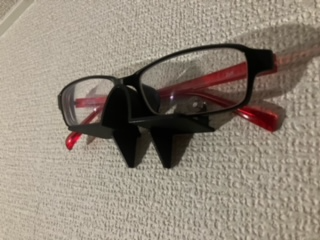EYE GLASSESE HANGER