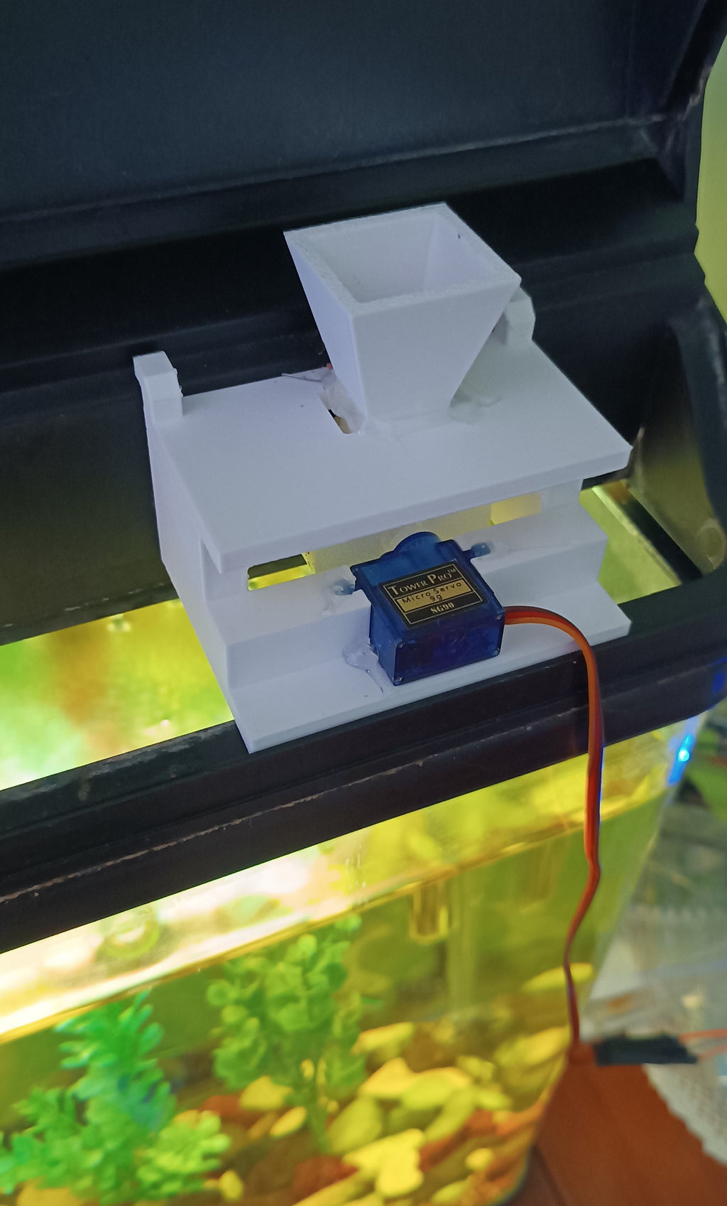 Automatic fish feeder