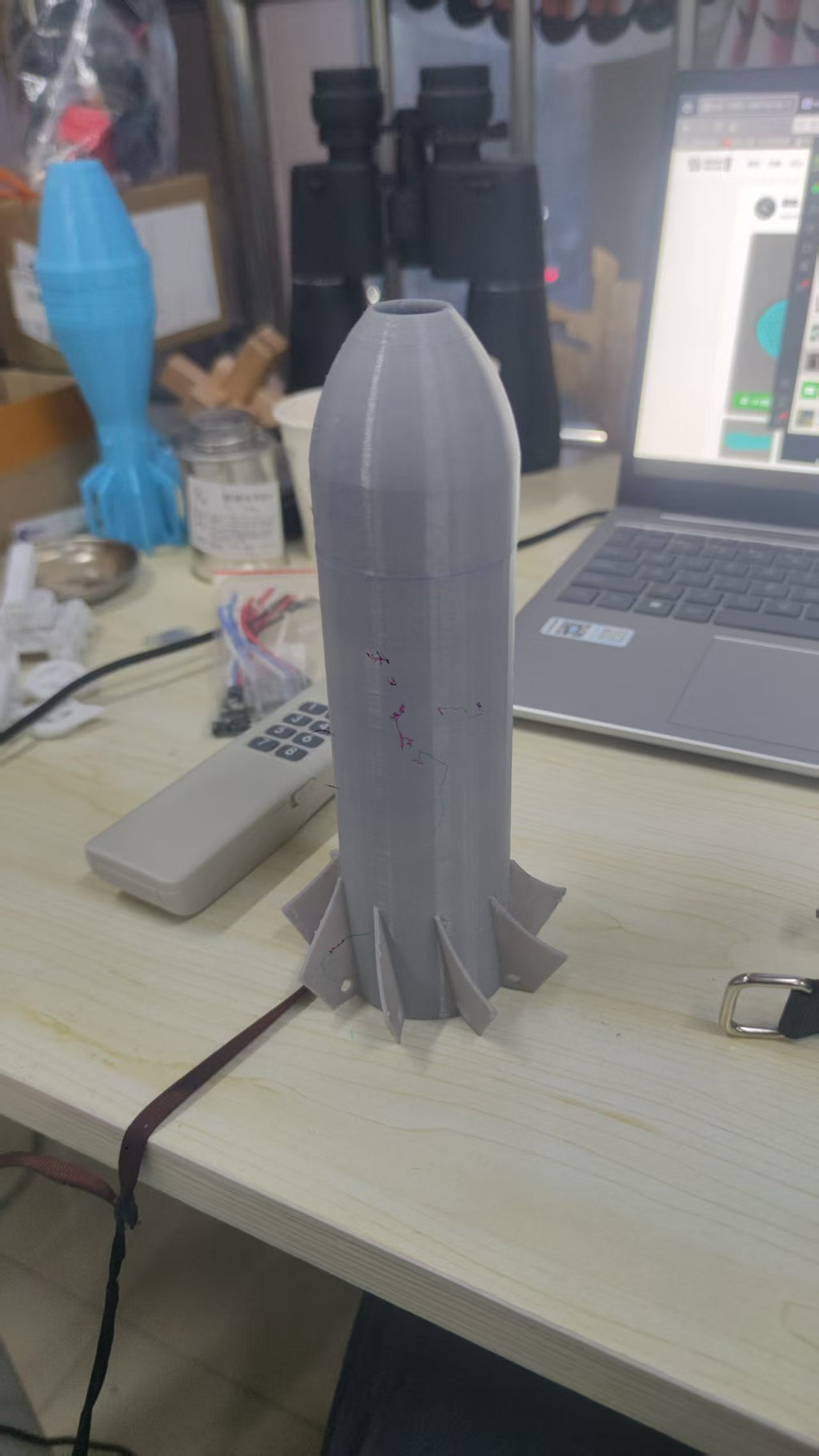 无人机拉烟遥控弹