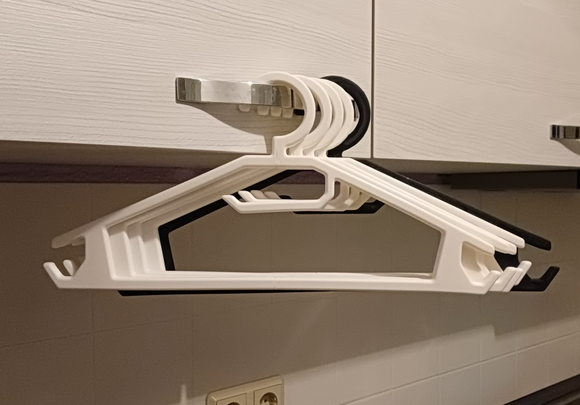 stable coat and clothes hanger (Kleiderbügel)