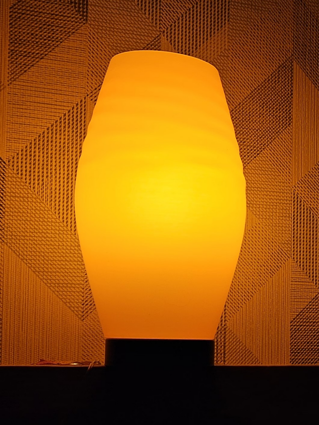 Vaze mode lamp shade with lid