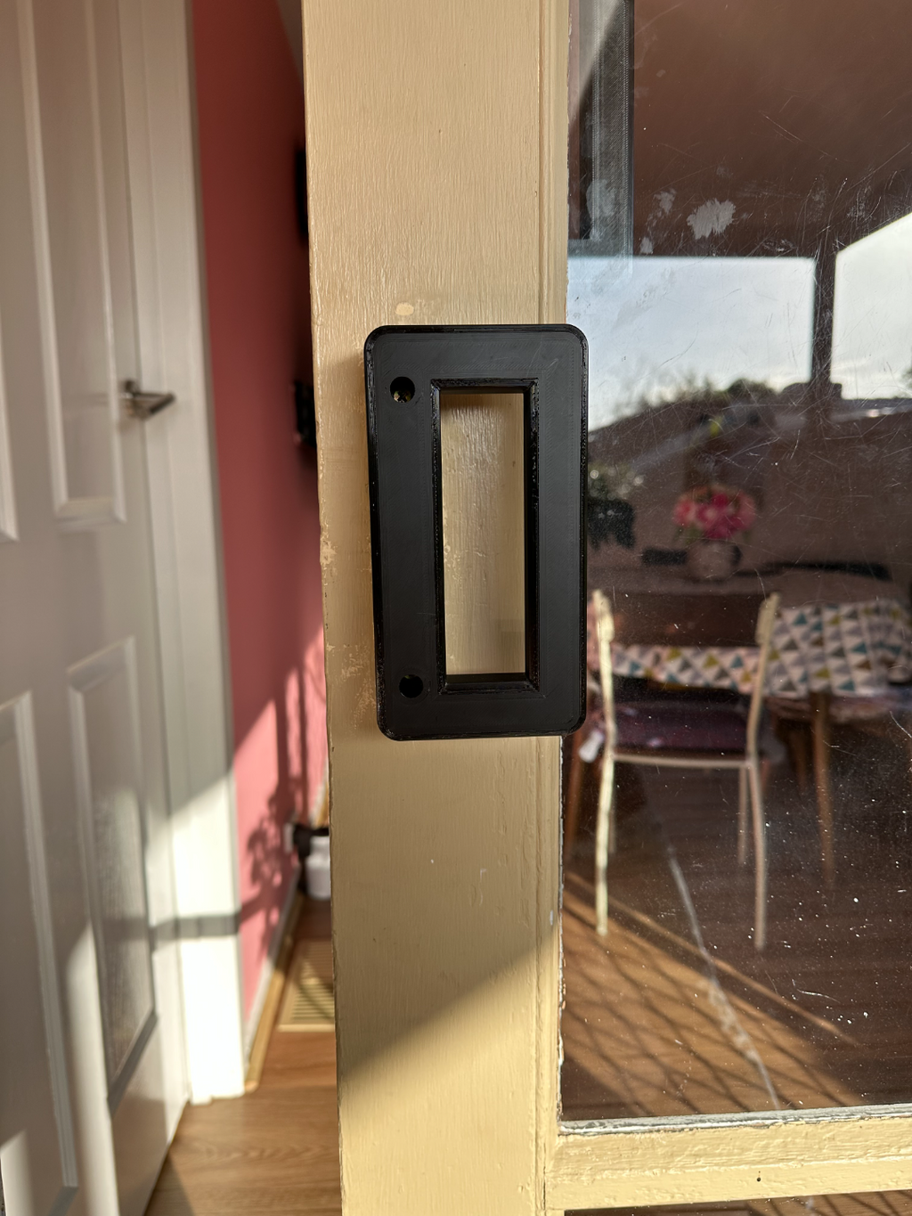 Sliding door handle - O shaped