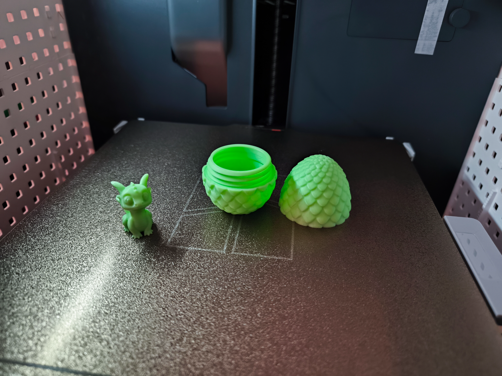 dragon egg with magnetic dragon baby