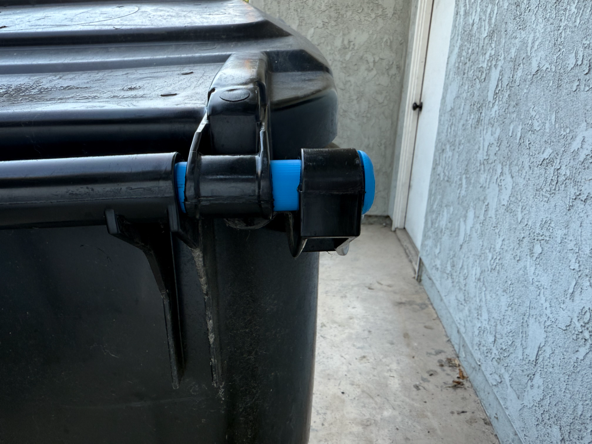 Trash Bin Hinge Clip