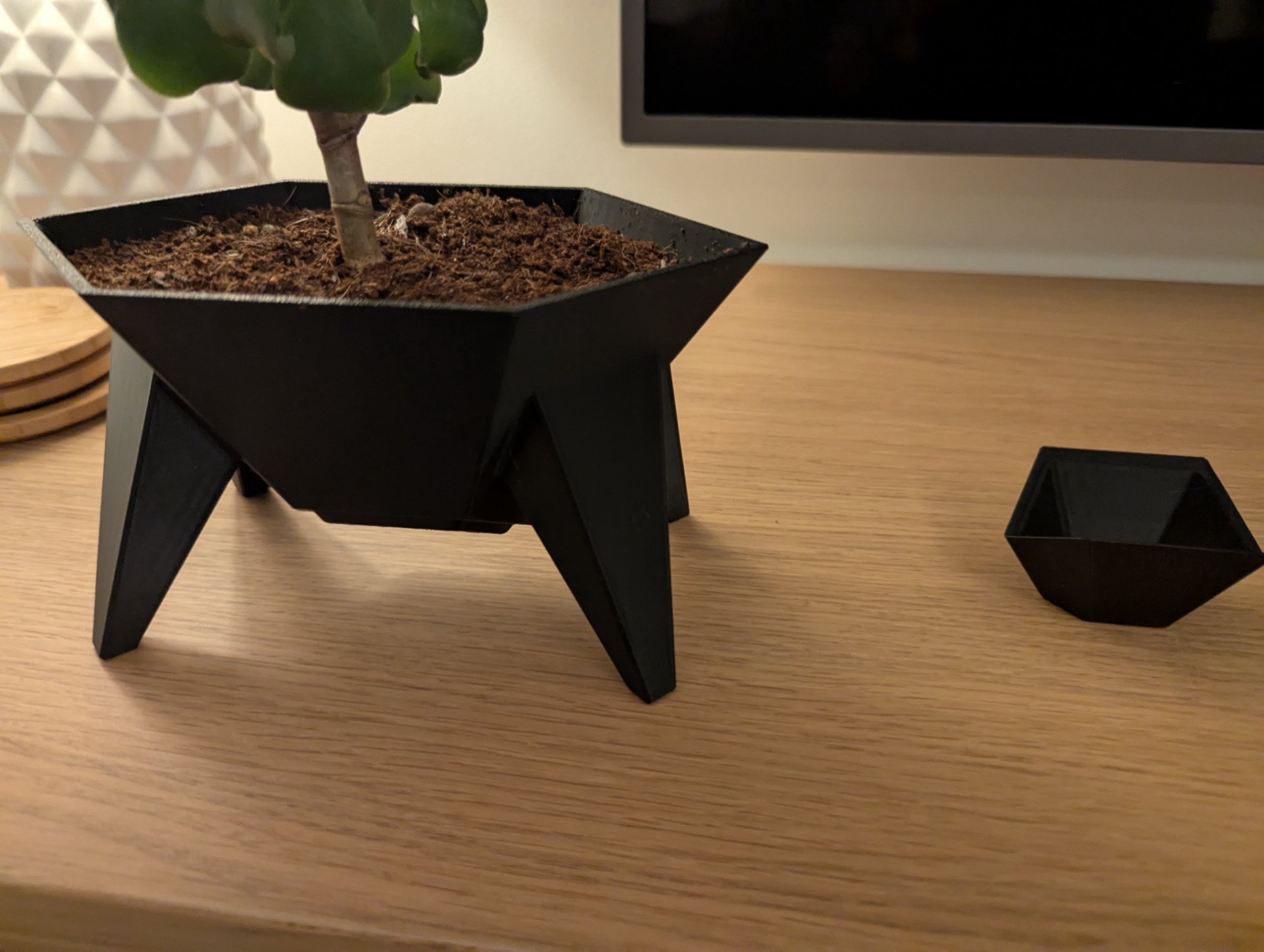 Geometric hex pot planter with legs and drainage