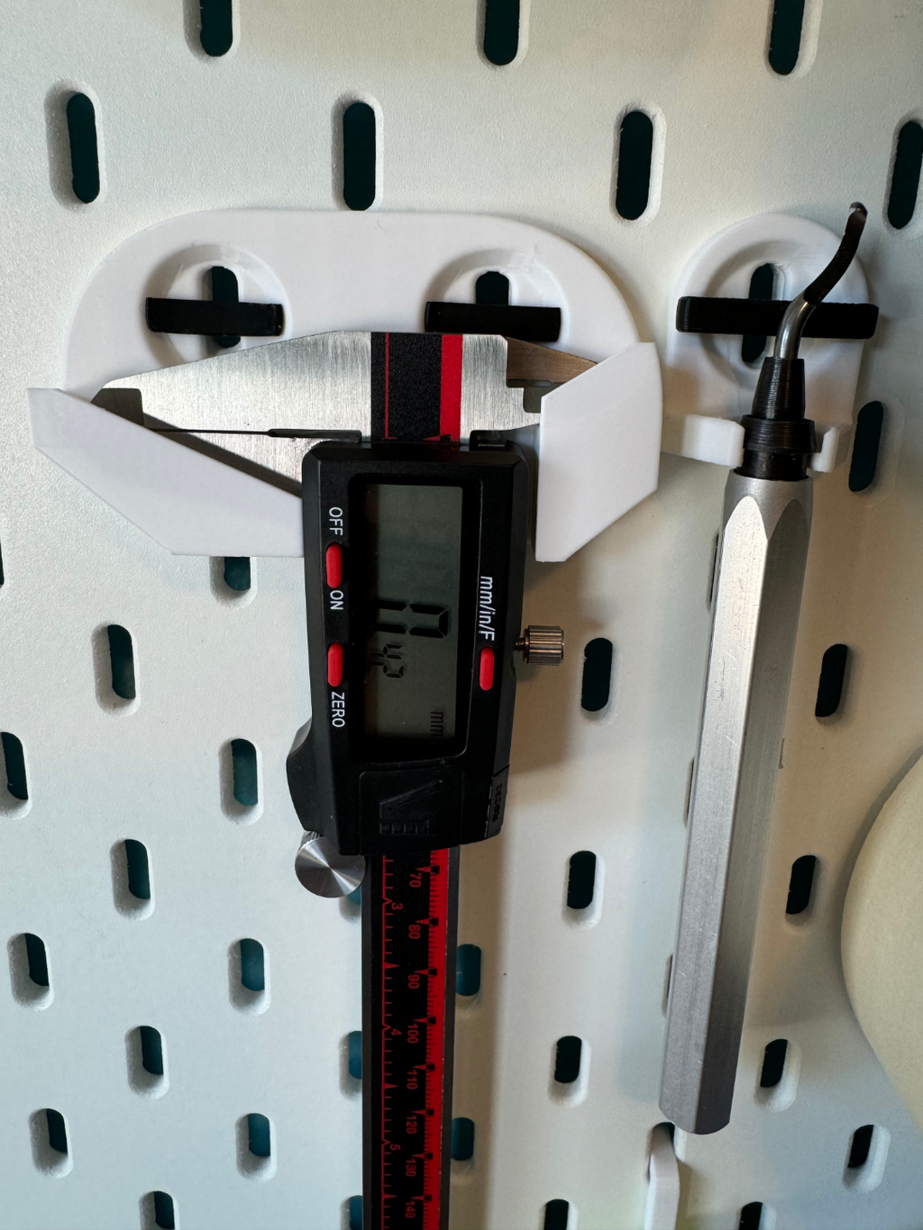 Vinca caliper holder for Skadis (T-clips)
