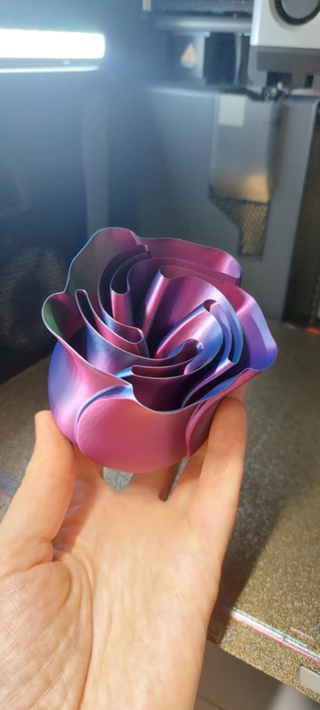 vase rose-shaped