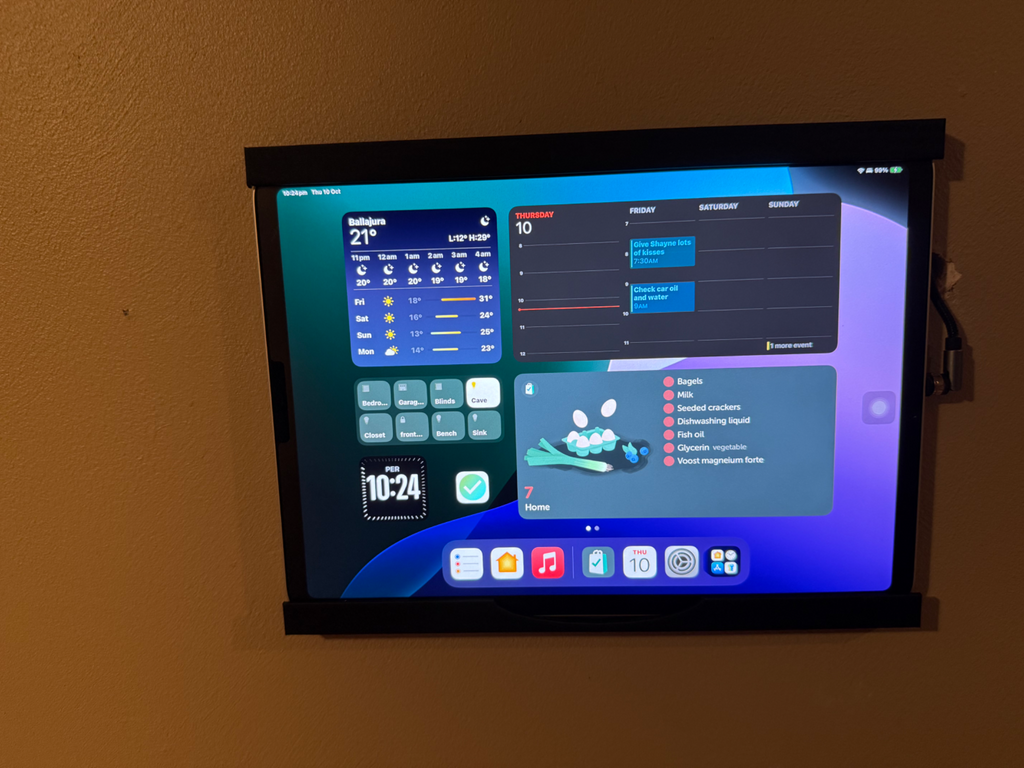 Wall mount with outer frame for iPad Pro 2018