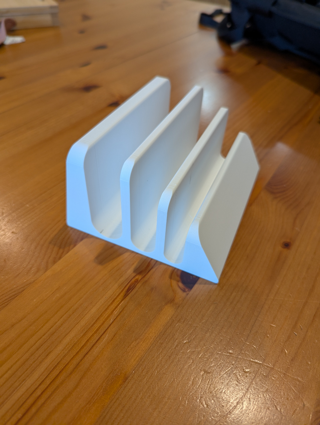 Strong laptop/tablet/Macbook/iPad storage stand
