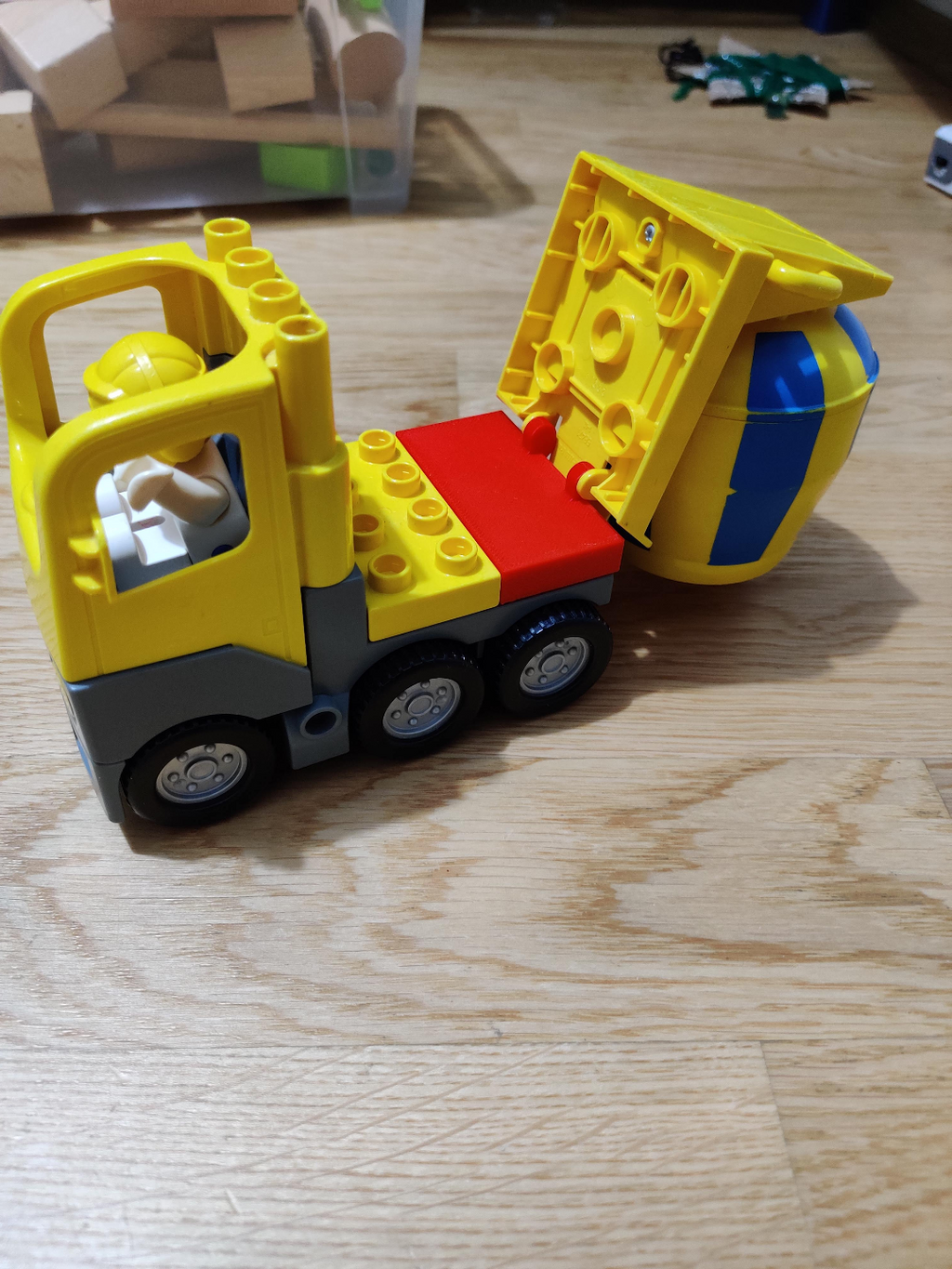 Duplo concrete truck hinge