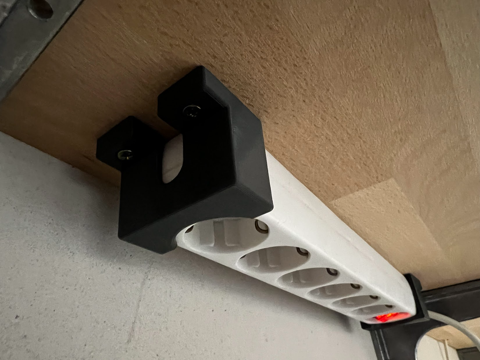 Powerstrip mounting brackets