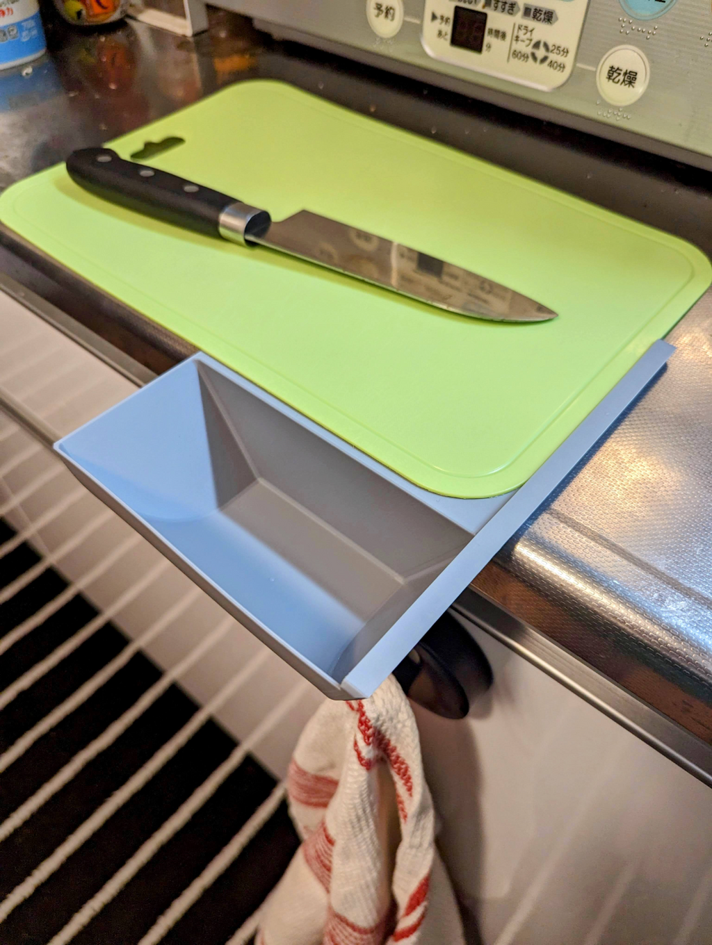 Cutting board trash tray (no supports)