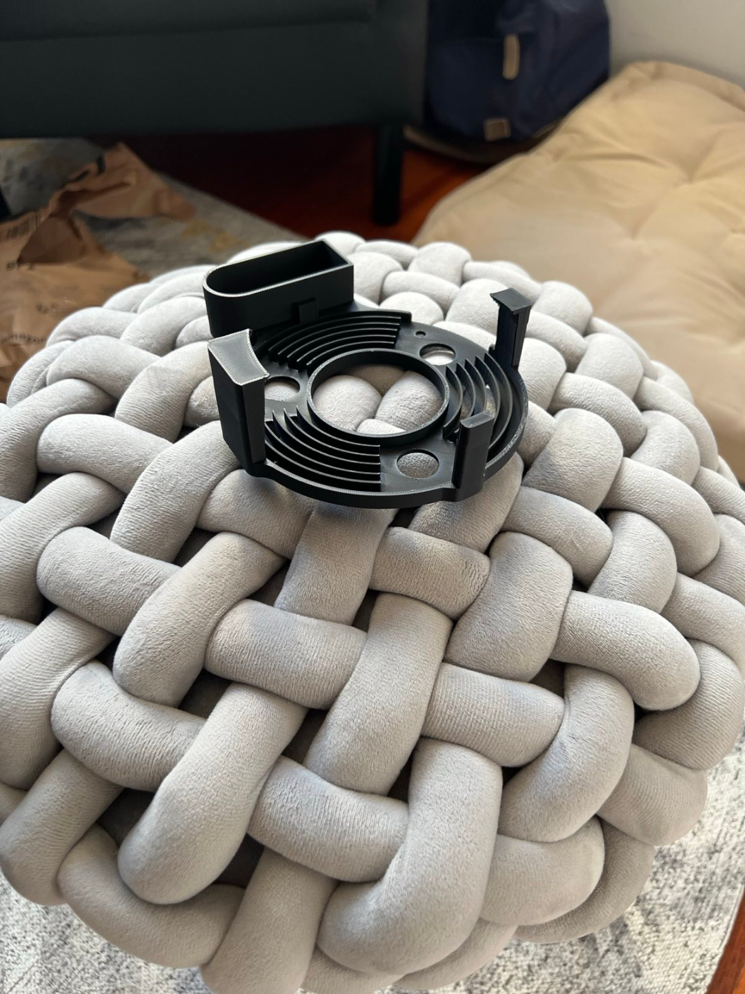 Deco M5 outlet mount with place for wire