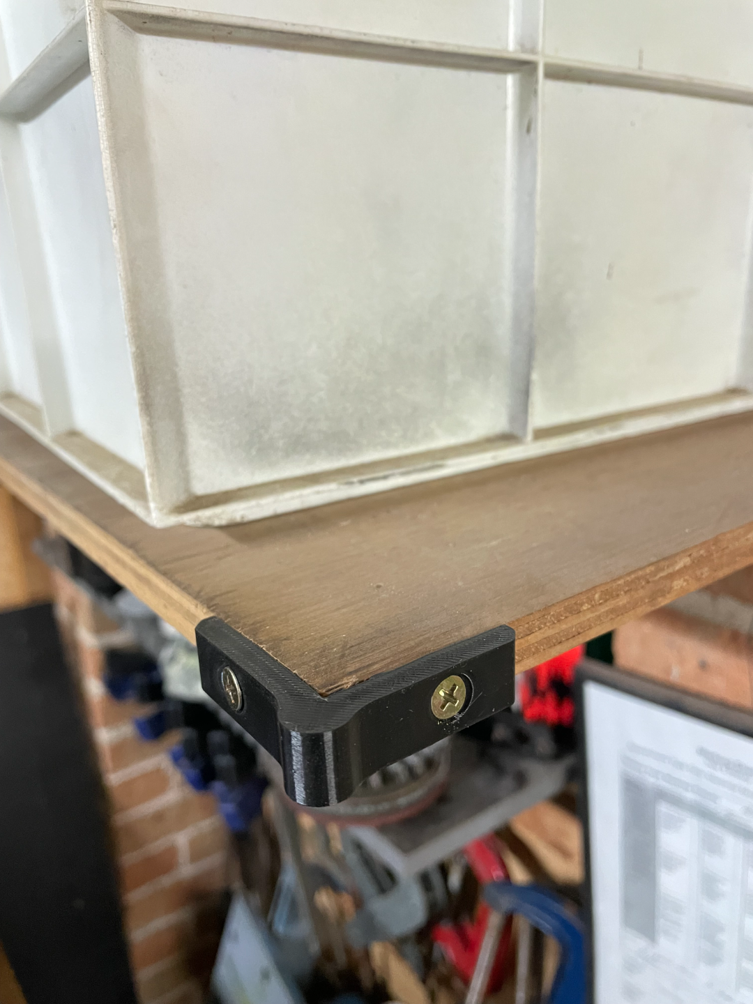 Soft corner for shelf