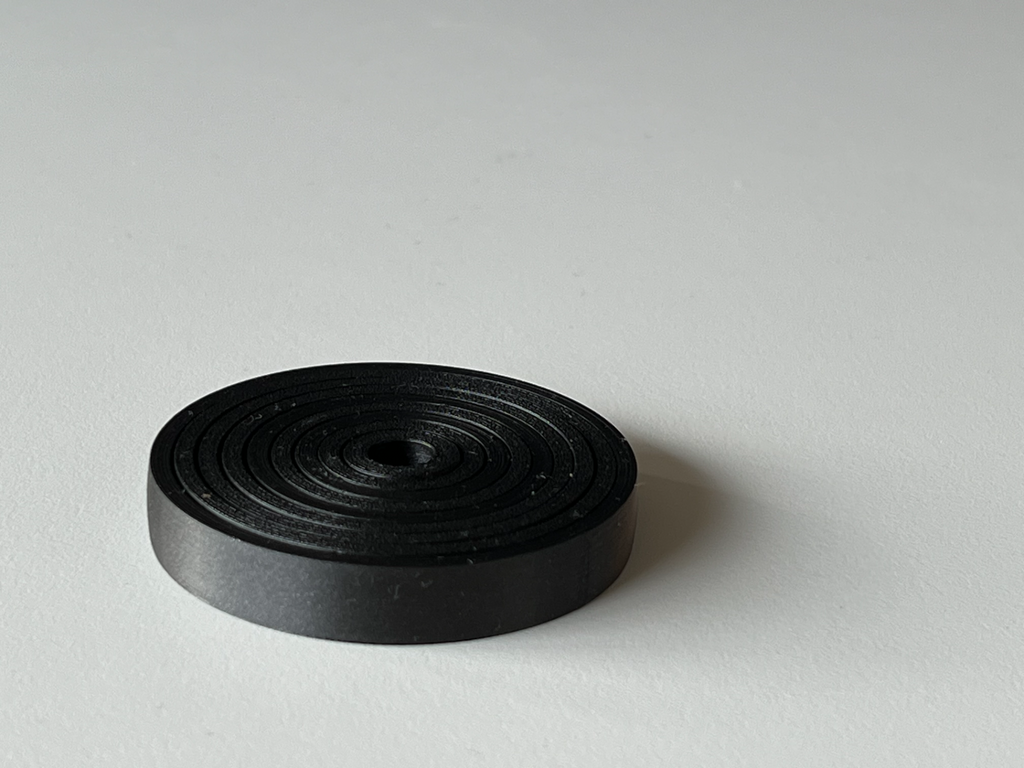 9 Rings Concentric fidged, slim, no middle.