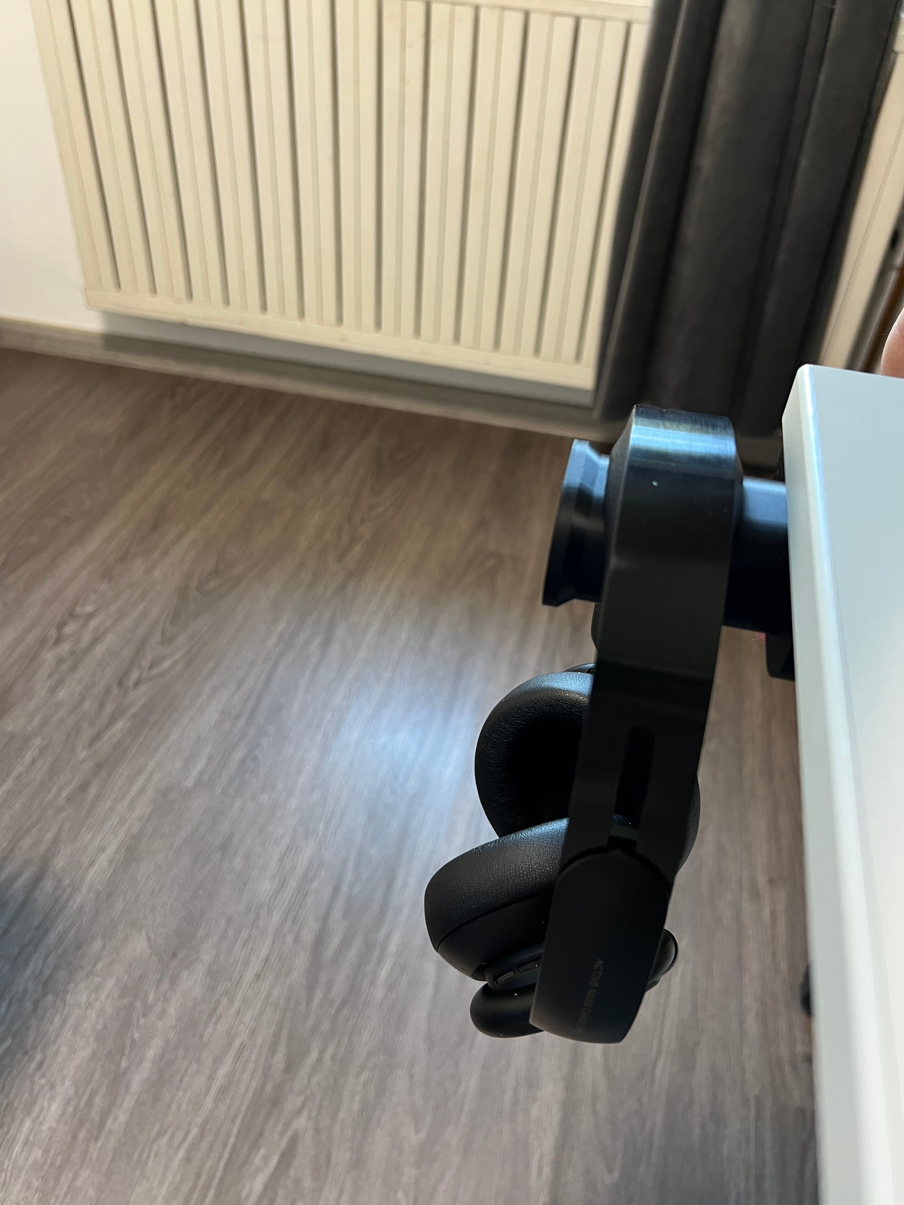 Headphones holder for desk