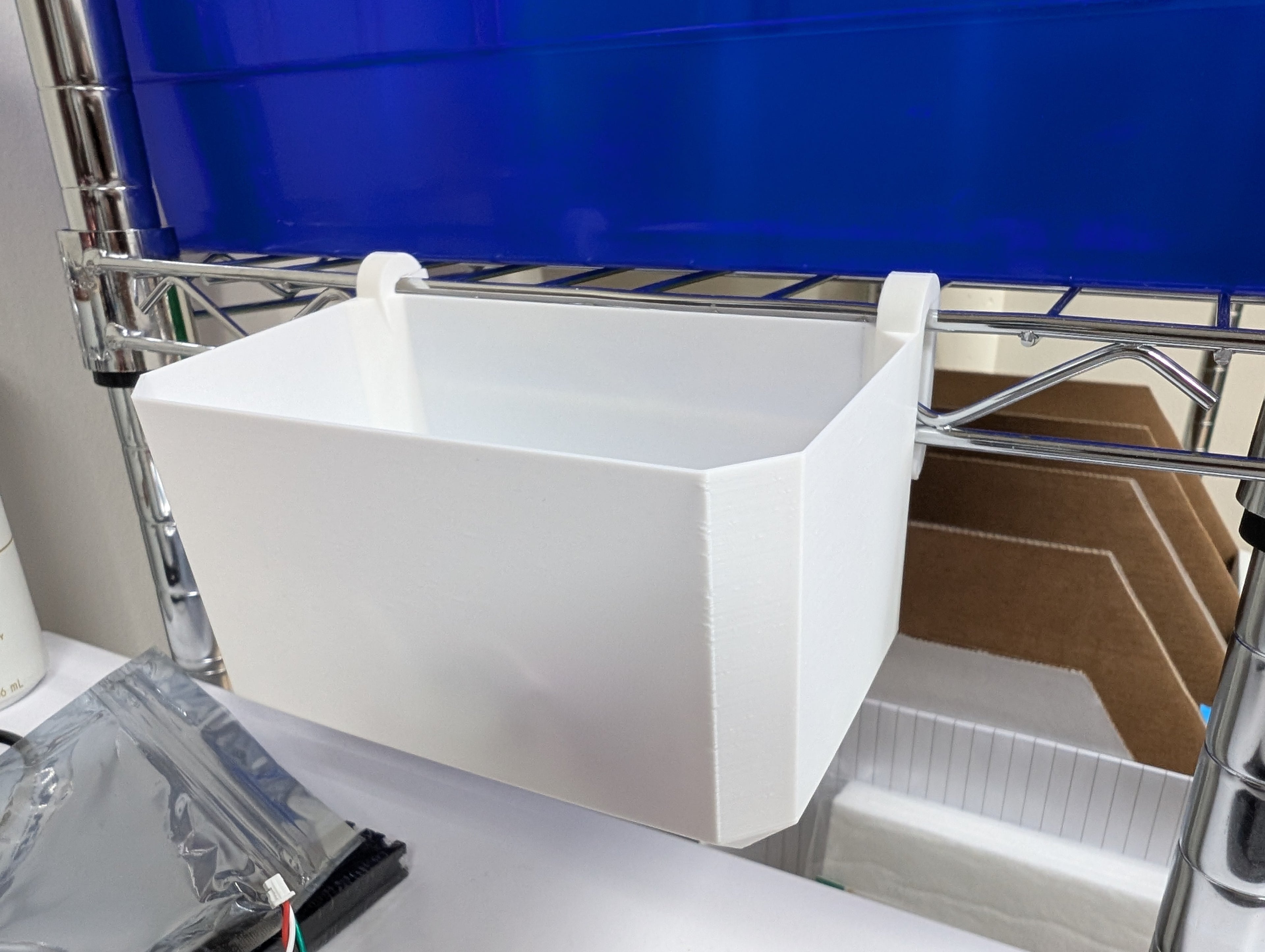 Wire rack hanging bin