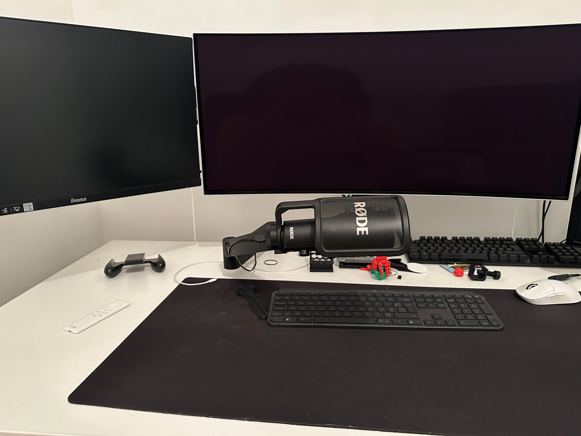 Low profile mic arm