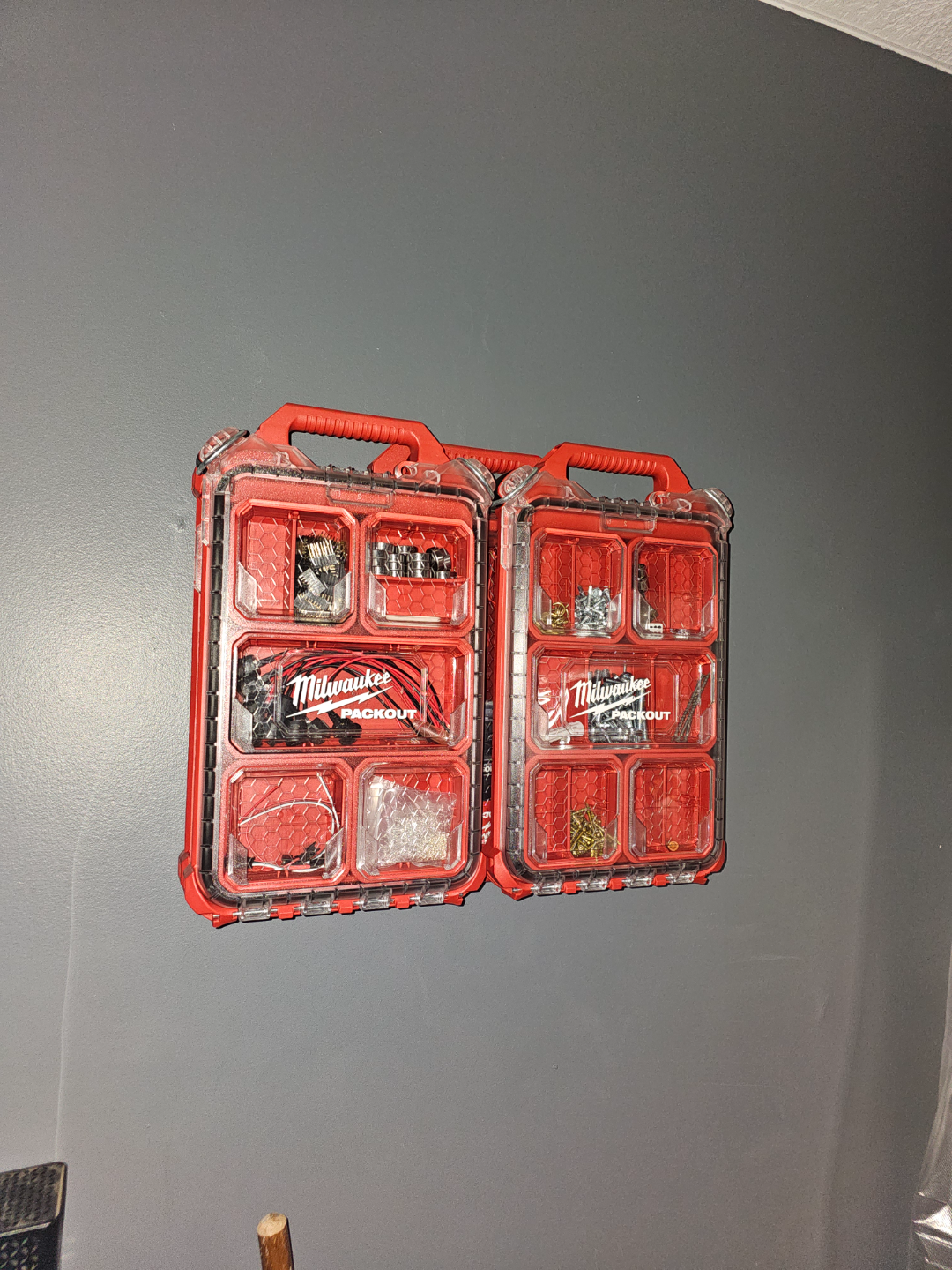 Packout Latching Wall Hanger