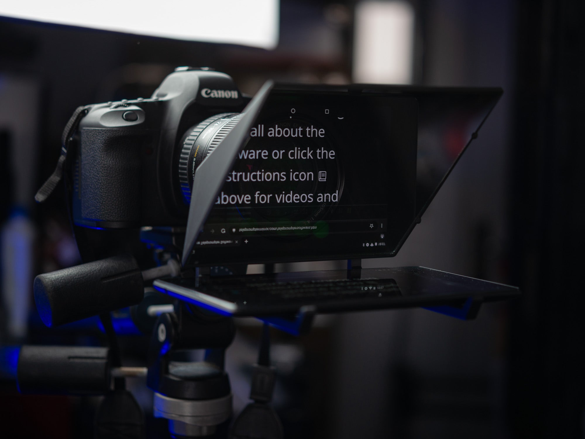 Lens mounted mini teleprompter