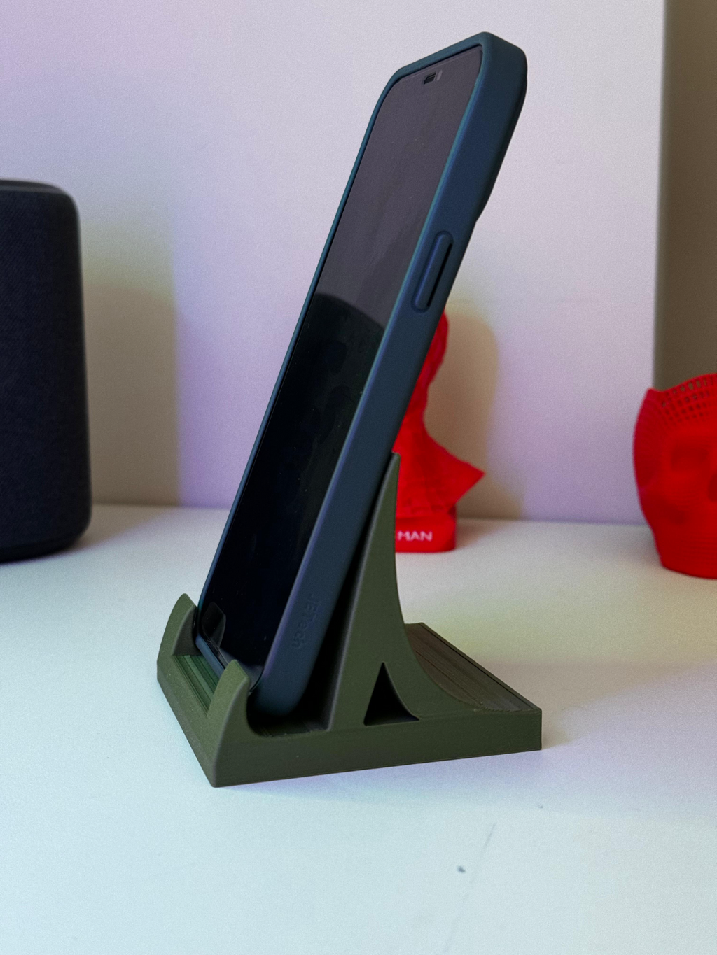 Stand for generic iPhone pro and pro max