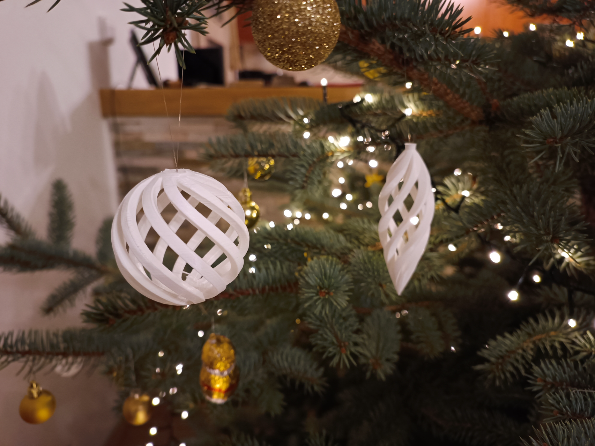Christmas tree balls
