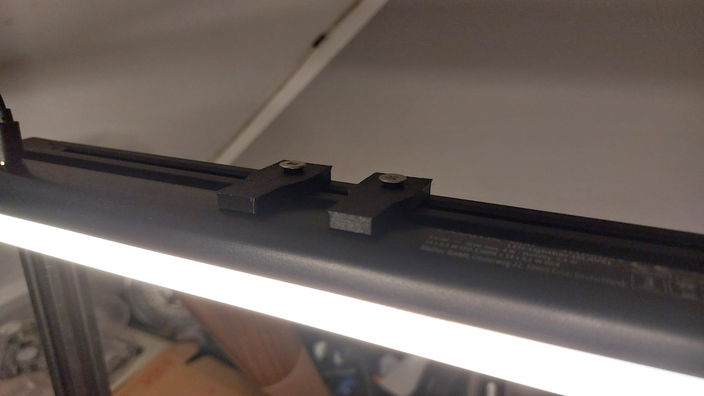 Lightbar holder for 2020 extrusion printers.