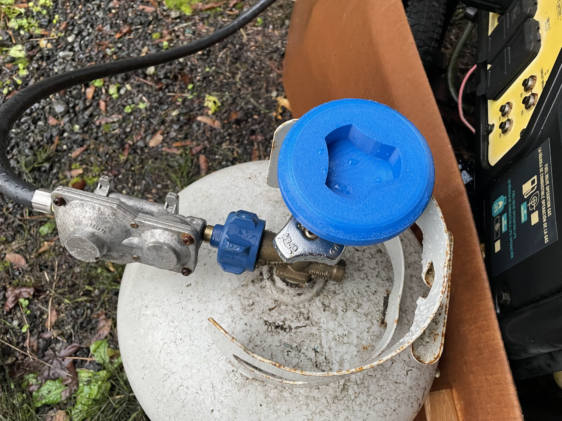 Propane tank handle crank / turning device